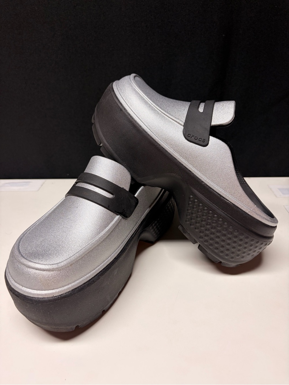 Crocs metallic silver stomp loafers
